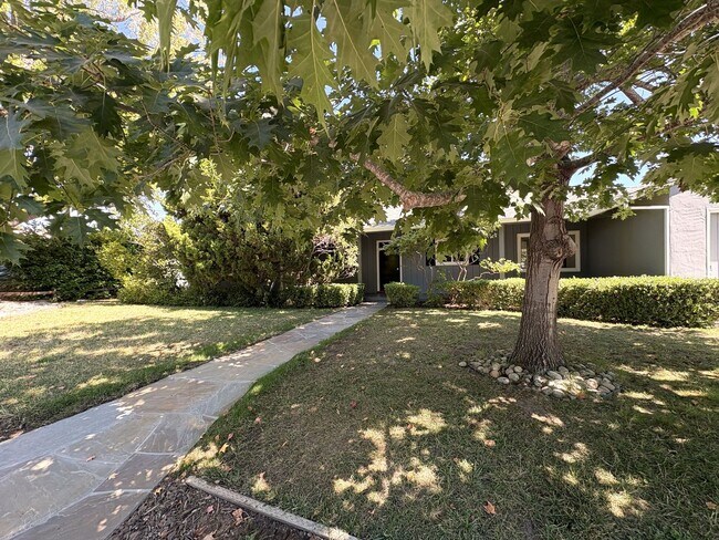 Foto del edificio - Charming 3BR/2BA Home in West Menlo Park