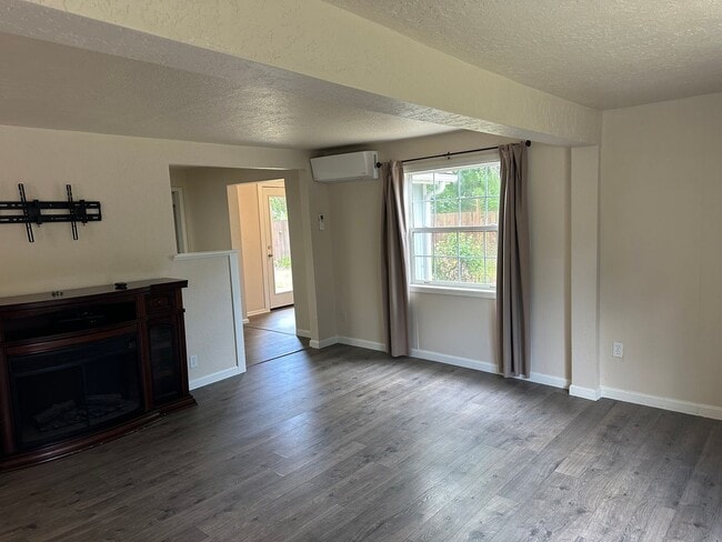 Building Photo - 3 bed 1 bath house in a great a neighborhood!