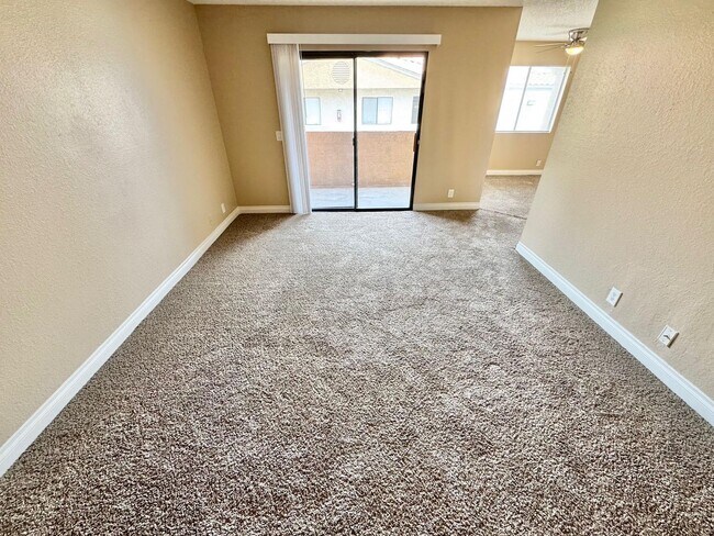 Foto del edificio - THIS SECOND-FLOOR DESERT SHORES CONDO OFFE...