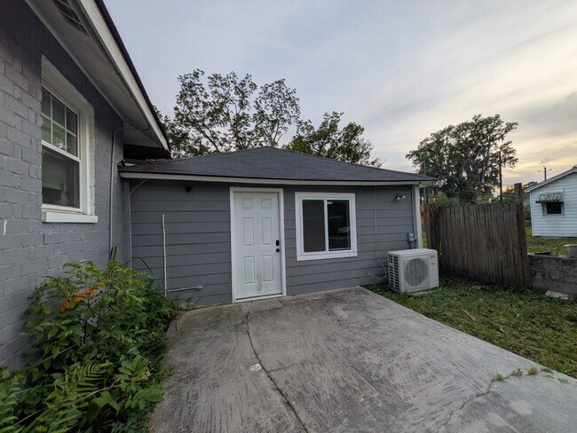 Frente - 1325 E 40th St