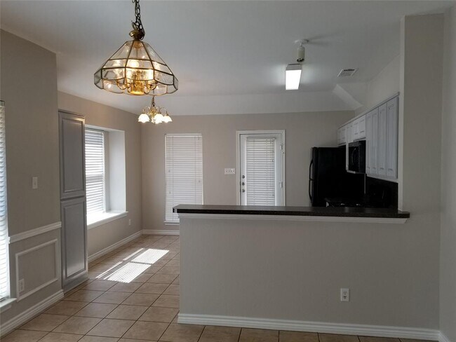 Building Photo - 3002 San Frando Dr