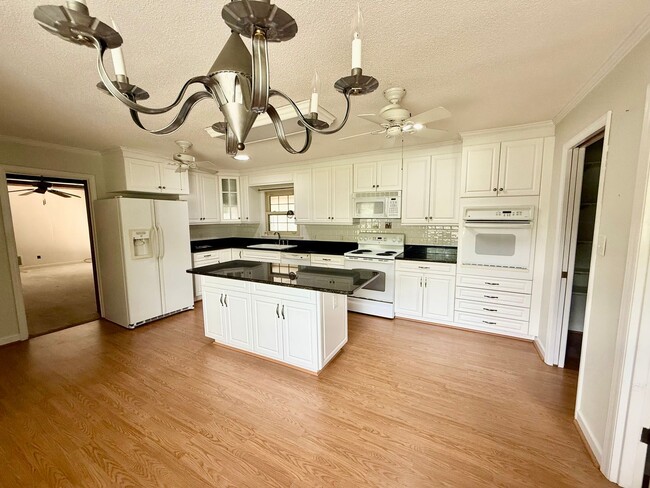 Building Photo - Three bedroom, 2 bath house in Mebane