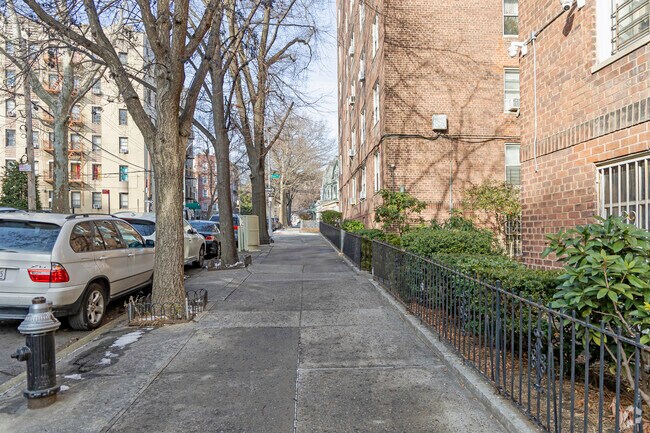 Walkway - 325 E 201st St