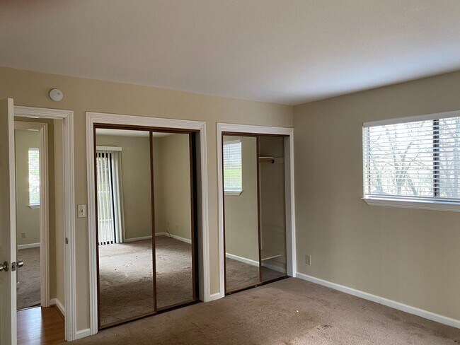 Foto del edificio - Adorable 3/2 on corner lot In Lake of the Pines