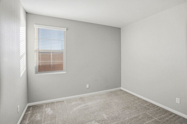 Building Photo - Inspirada Beauty With Bed and Bath On 1st Floor