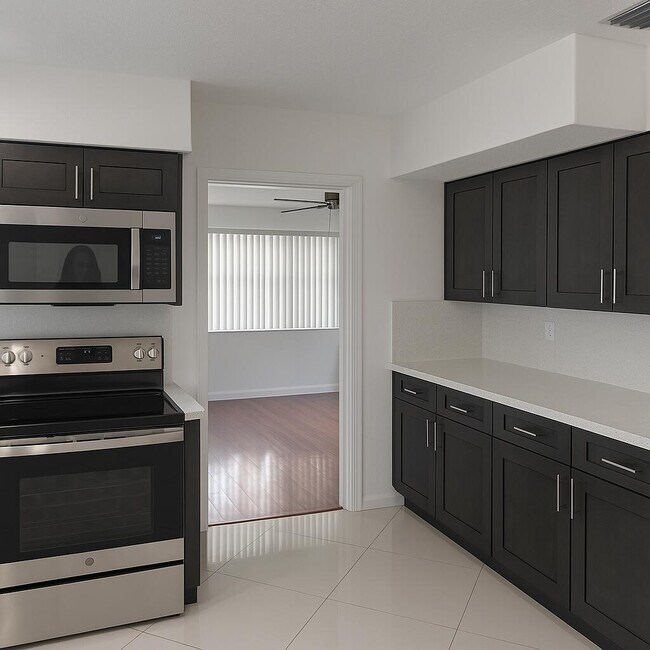 Foto del edificio - 22141 Aquila St