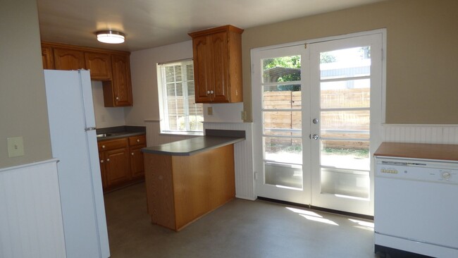 Building Photo - 2 bedroom 1 bathroom Home