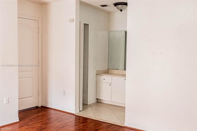 Building Photo - 2 br, 2 bath Condo - 2485 W 76th St