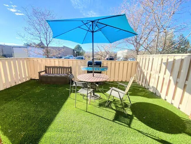 Foto del edificio - Large 3 bedroom, 2 bathroom peaceful condo