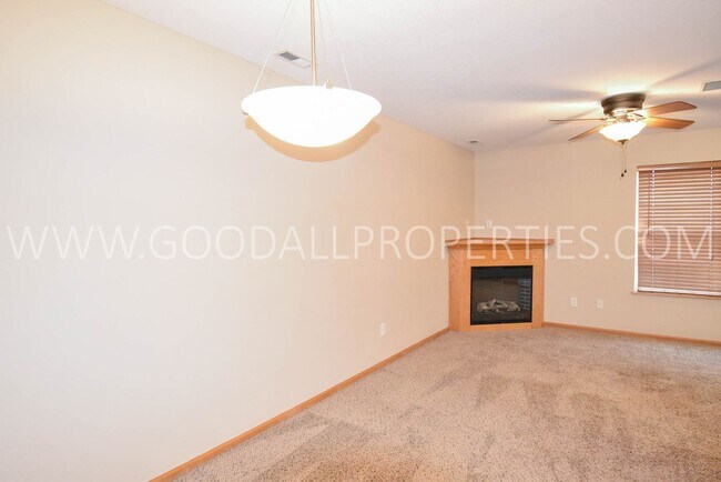 Foto del edificio - 2 bedroom 2 bath Urbandale Townhouse