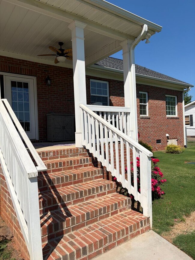 Building Photo - Fantastic Location & Price