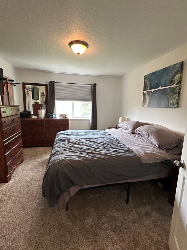 Building Photo - 4BR/3BA Medical Lake House!