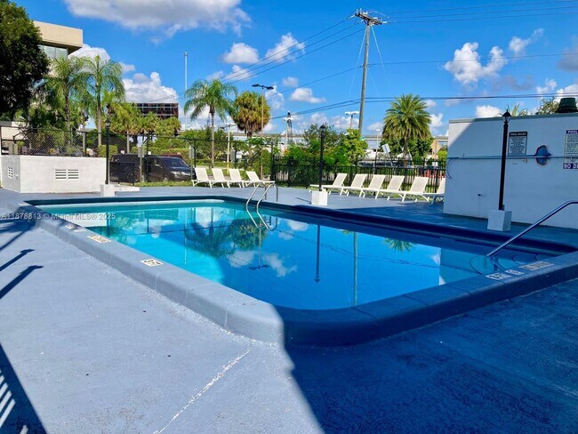 Foto del edificio - 16450 NW 2nd Ave