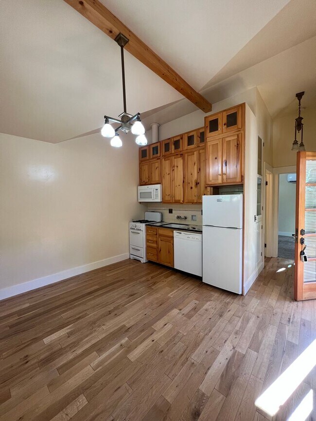 Foto del edificio - Charming 1 bedroom 1 bath cottage tucked off the beaten path but in down town Grass Valley with p...