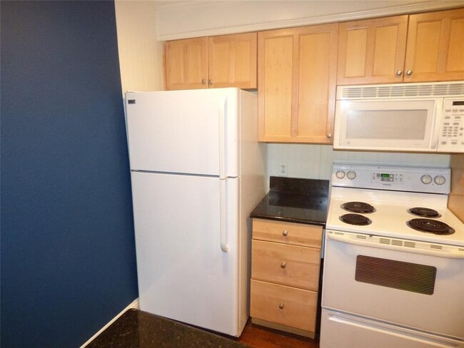Building Photo - 5844 Sandhurst Ln