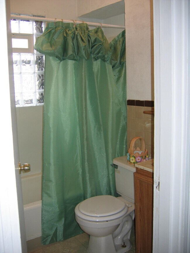 Full Bathroom 2nd floor - 1226 Bartow Street House