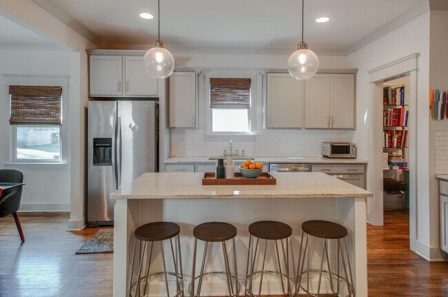 Building Photo - Craftsman Inspired 3 Bed/ 2.5 Bath Home in Cleveland Park, Fenced Yard, Pet Friendly