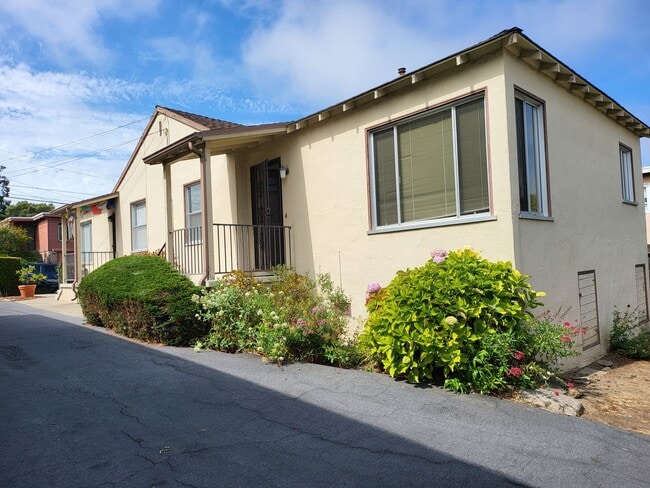 Building Photo - Rear Single Story Unit Duplex in Richmond...