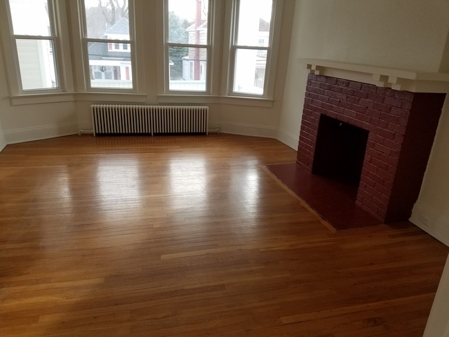 Living Room - 48 Meadowlawn Ave