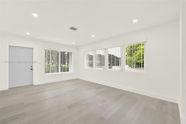 Building Photo - 350 Aledo Ave