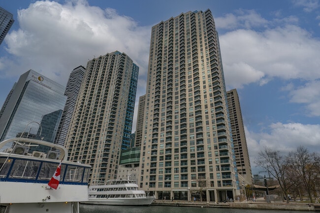 Photo du bâtiment - 99 Harbour Square