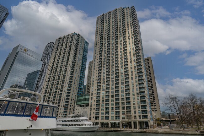 Photo du bâtiment - 99 Harbour Square