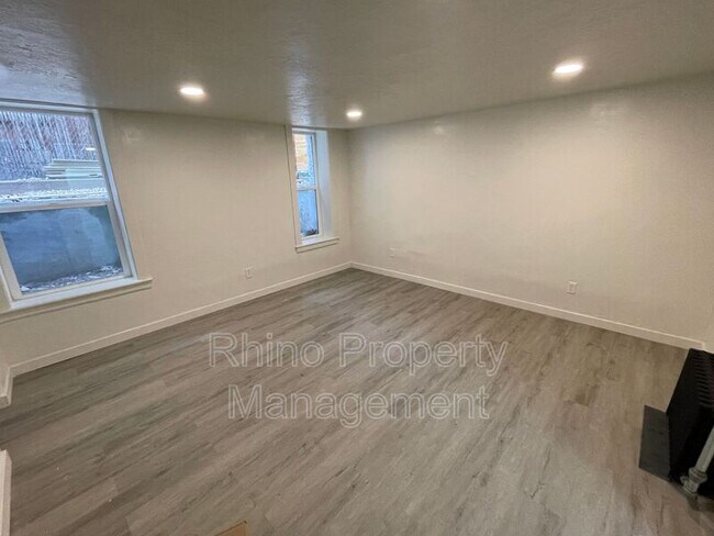 Building Photo - 376 E Broadway