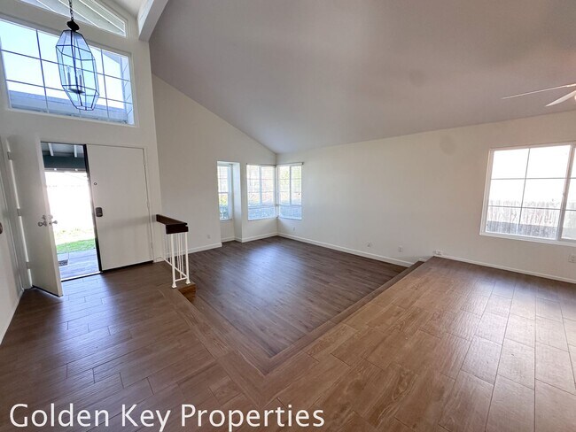 Foto del edificio - Spacious two-story home in North Oceanside