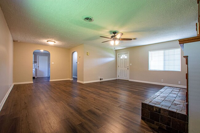 Building Photo - Super Cute 2 Bedroom / 1 Bath Home in Cart...