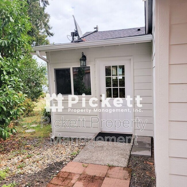 Building Photo - 2821 Erlands Beach Loop NW