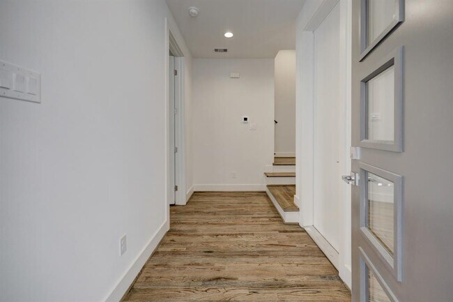 Building Photo - 1535 W 24th St