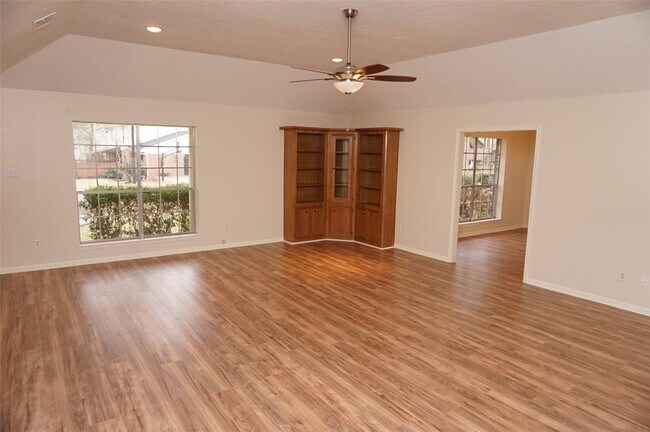 Building Photo - 41 Greentree Ln