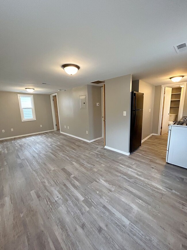 Building Photo - 2 Bedroom Close To Downtown