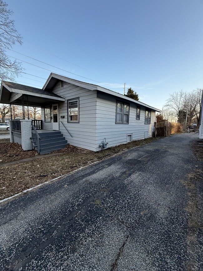 Building Photo - 909 W Cushing St