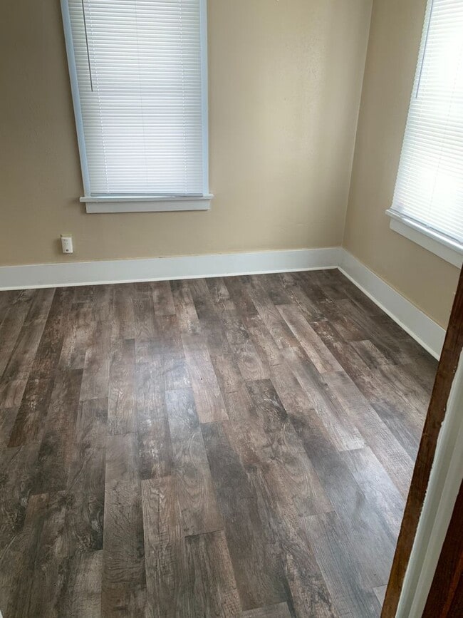 Building Photo - One bedroom house, newer flooring $550 per...