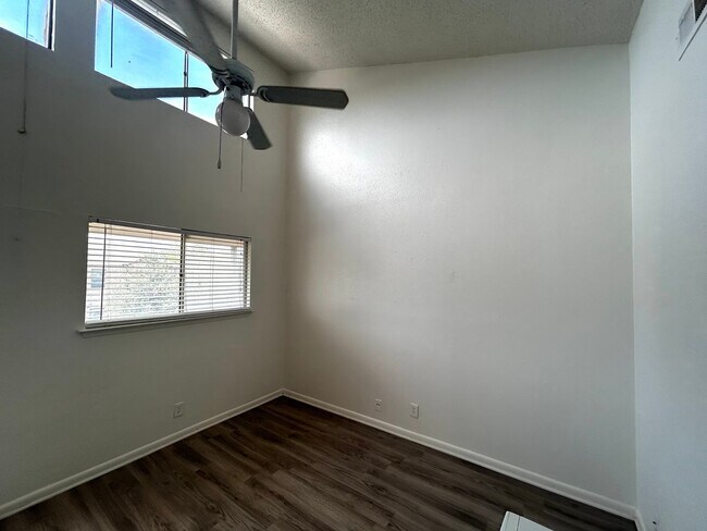 Foto del edificio - 1010 W 23rd St