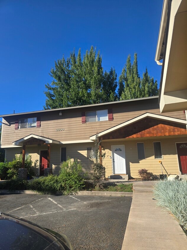 Primary Photo - 2800 California Ave