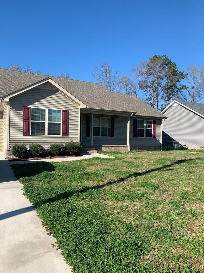 Building Photo - 3 Bedroom, 2 Bath Home Located in Manchester