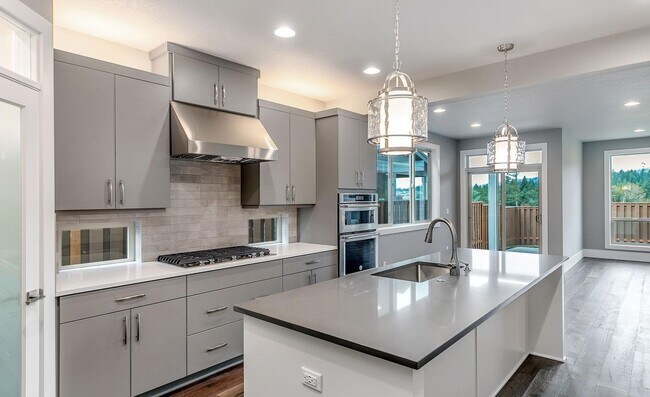 Foto del edificio - Bethany Stunner - 5 Bedrooms with Main-Level Bed & Bath, Modern Kitchen & Private Fenced Yard