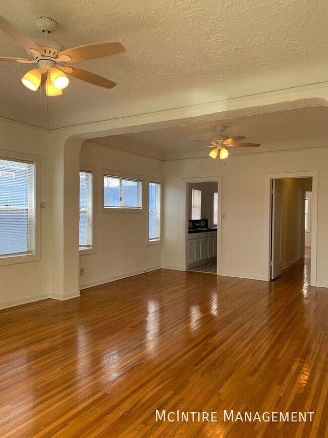 Foto del edificio - 4631 Clarissa Ave