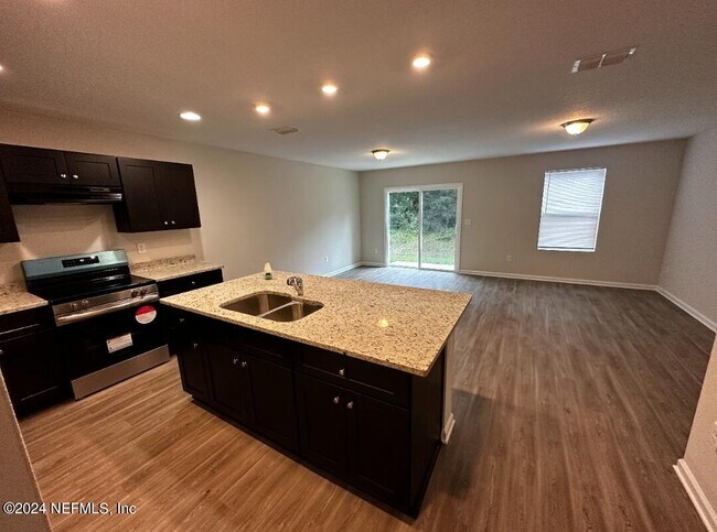 Building Photo - 8214 Halls Hammock Ct