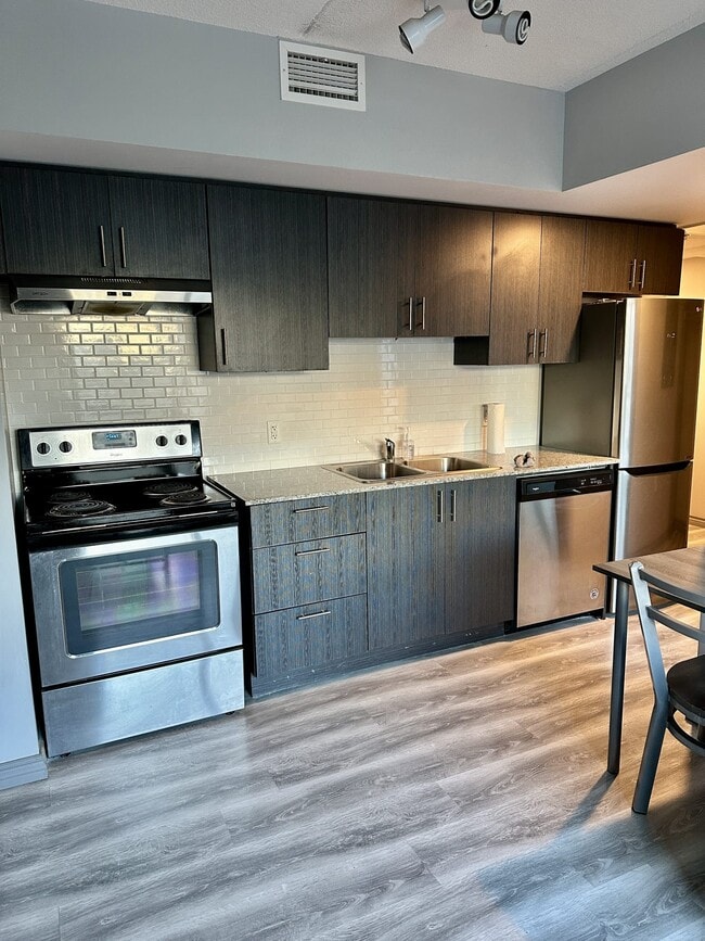 Building Photo - 275 Larch St
