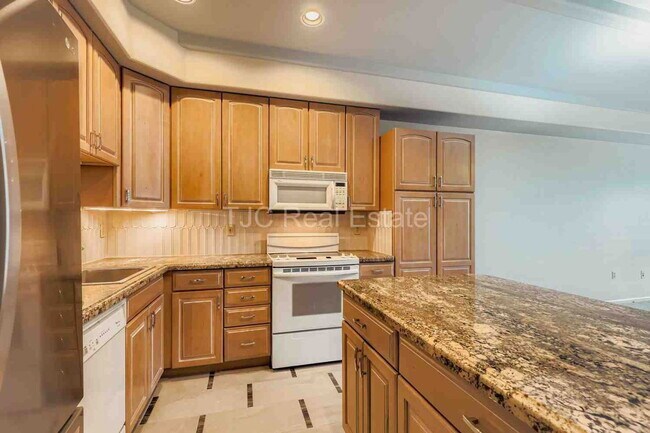 Building Photo - 180 Cook St