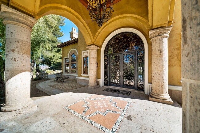 Building Photo - Private 5 Bedroom Estate for Rent in Santa...