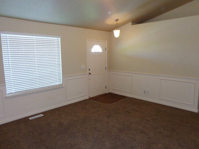 Building Photo - 2022 E Juniper Drive