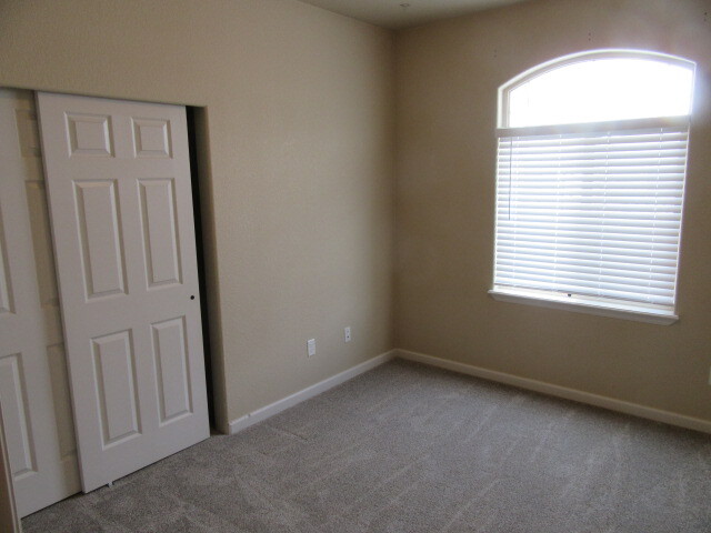 Building Photo - 2483 Wolcott Ave