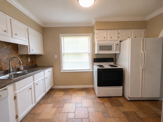 Building Photo - 6605 Westview Dr