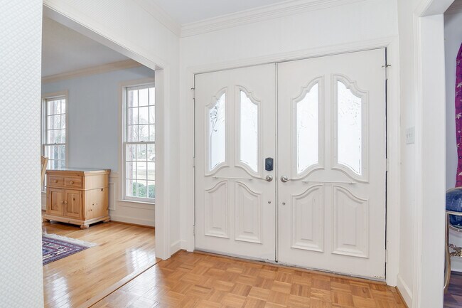 Building Photo - 4117 Knollcrest Cir N