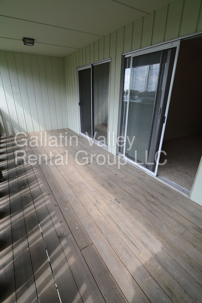 Building Photo - 703 S 16th Ave