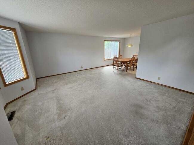 Building Photo - Spaceous 4 bedroom 2.5 bath 1951 sq ft hou...